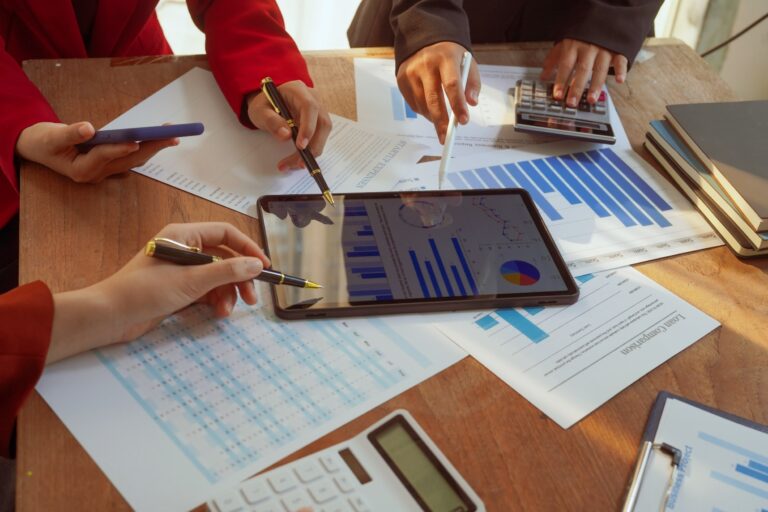 Servicios de Implementación de Normas y Estrategia Financiera - PARSA: Paredes, Saravia & Asociados, S.C. - Firma de contadores públicos, auditoría, derecho y asesoría empresarial en Guatemala.