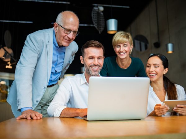 Nuestro enfoque familiar, respaldado por la experiencia internacional IAPA, acompaña empresas familiares guatemaltecas en su evolución hacia corporativos profesionales con alcance centroamericano y global.