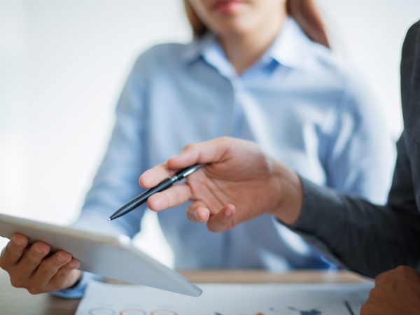 El sector servicios en Guatemala crece con retos fiscales: impuestos, facturación electrónica, retenciones y normas internacionales.